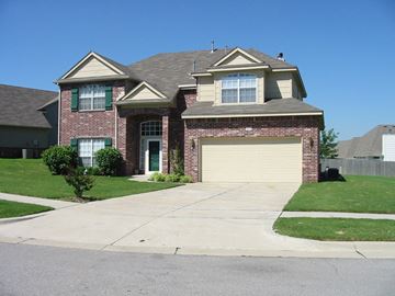 Broken Arrow house for rent - a house with a driveway and a garage door