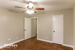 Houston house for rent - a bedroom with a ceiling fan and a closet