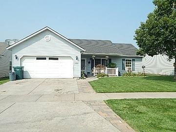 Rathdrum house for rent - a white house with a white garage door