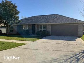 Middleburg house for rent - a house with a driveway and a garage door