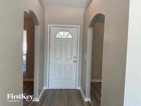 Middleburg house for rent - an empty room with a white door