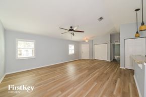 Venice house for rent - a living room with wood floors and a ceiling fan