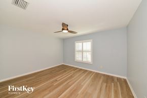 Venice house for rent - a bedroom with hardwood floors and a ceiling fan