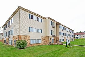 Pontiac apartment for rent - the exterior of an apartment building with a green lawn