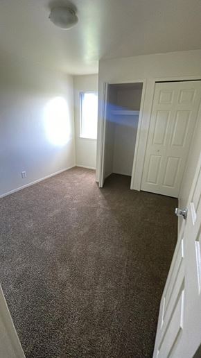 Davison apartment for rent - a bedroom with a carpeted floor and a closet