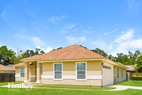 Middleburg house for rent - A house with a red roof and a white garage door.