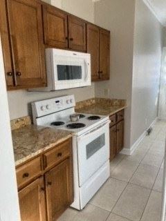 Rome apartment for rent - a kitchen with a stove and a microwave