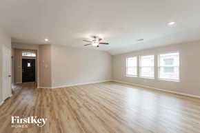 Richmond house for rent - A spacious room with wooden flooring and a ceiling fan.
