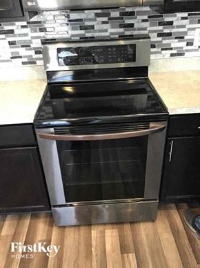 Lancaster house for rent - a black and stainless steel oven in a kitchen