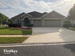 Orange Park house for rent - A house with a garage and a driveway in front of it.