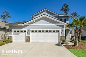 Fernandina Beach house for rent - a house with a white garage door in front of it