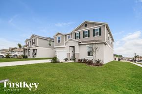 Winter Haven house for rent - a house with a lawn in front of it