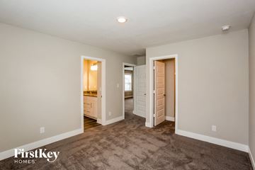 Westfield house for rent - a living room with carpet and a door to a bathroom