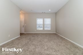 Dallas house for rent - A room with a carpeted floor and a window with blinds.