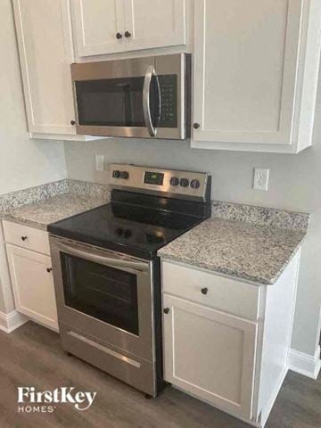 Dallas house for rent - a kitchen with a stove and a microwave