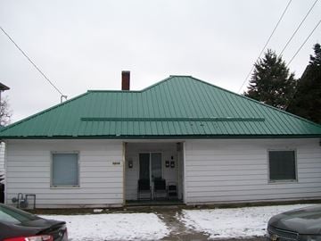Pullman apartment for rent - a white house with a green roof in the snow