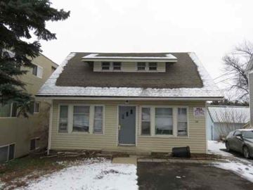 Pullman apartment for rent - a yellow house with snow on the roof
