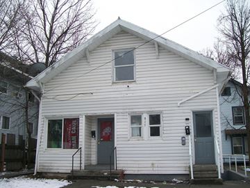 Pullman apartment for rent - a white house with a red door in the snow