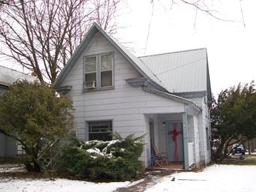 Pullman apartment for rent - a white house with a red door in the snow