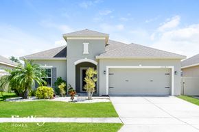 Orlando house for rent - A modern two-story house with a garage and a driveway.