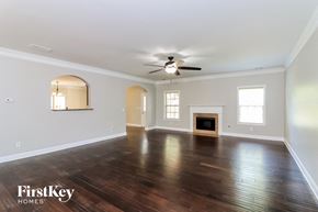 Hiram house for rent - A spacious room with wood flooring and a ceiling fan.