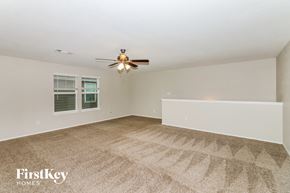 Hockley house for rent - A spacious room with a ceiling fan and a window with blinds.