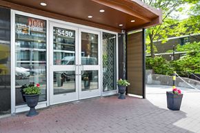 Montreal apartment for rent - The entrance to a building with a glass door and a sign that reads "A L'OUEL".