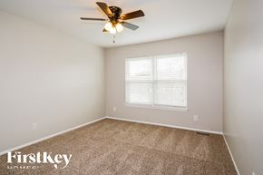 Arnold house for rent - a bedroom with a ceiling fan and a window