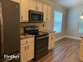 Middleburg house for rent - a kitchen with a stove and a microwave