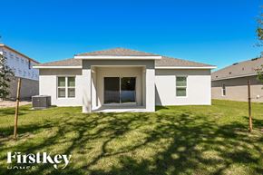 Davenport house for rent - A modern house with a white exterior and a large front yard.