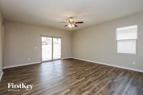 Florence house for rent - A spacious room with wooden flooring and a ceiling fan.