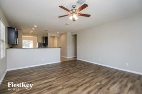 Florence house for rent - A spacious room with a ceiling fan and wooden flooring.