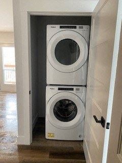 New Minas apartment for rent - a washing machine and a dryer in a small closet