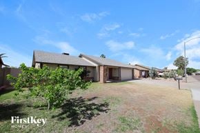 Phoenix house for rent - a house with a yard in front of it