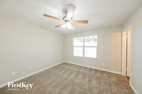 Phoenix house for rent - the master bedroom has carpet and a ceiling fan