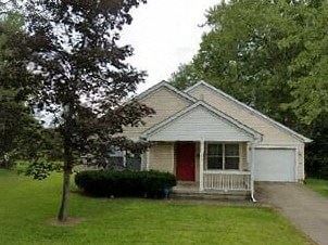 Warren house for rent - A small house with a red door and a porch.