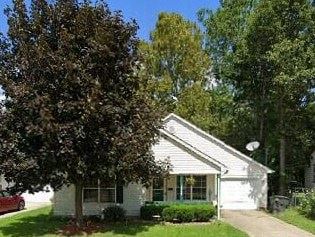 Warren house for rent - A white house with a green lawn in front.
