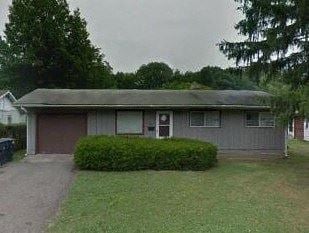 Warren house for rent - A house with a grey roof and a small front yard.