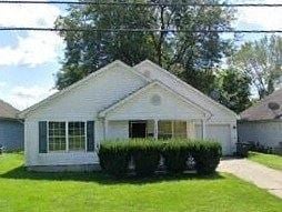 Warren house for rent - A white house with a green lawn in front.