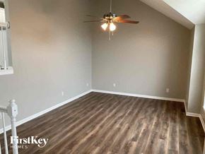 Kearney house for rent - A room with wooden flooring and a ceiling fan.