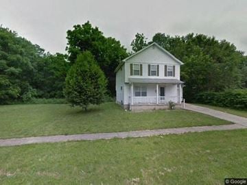 Warren house for rent - A white house with a green lawn in front.