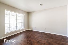Spring house for rent - A room with wooden floors and a window with blinds.