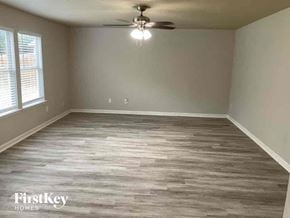 Rockwall house for rent - A room with wooden flooring and a ceiling fan.