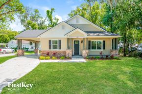Plant City house for rent - a white house with a green front door and a lawn