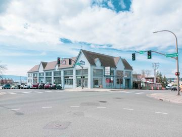 Bellingham apartment for rent - A street view of a building with a green traffic light.