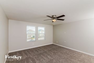 Saint Hedwig house for rent - the spacious living room with ceiling fan and carpet