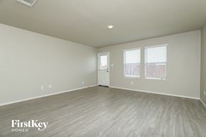 San Antonio house for rent - A spacious room with wooden flooring and a white ceiling.