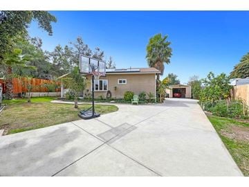 Vista house for rent - a backyard with a basketball court and a house