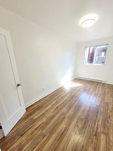 Montréal apartment for rent - a living room with wood flooring and a window