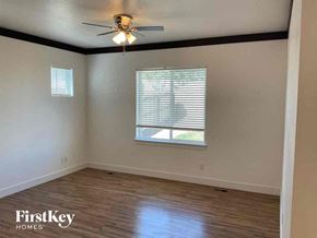 Brighton house for rent - an empty living room with a ceiling fan and a window